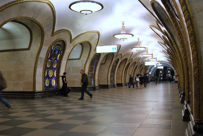 Metrôs de Moscou - Estação Novoslobodskaya, Moscou – inalgurada em 1952