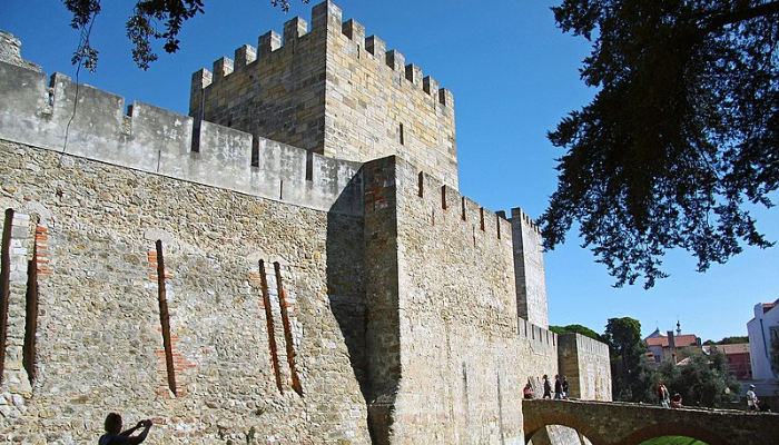 Viajar para Portugal é muito mais do que um destino turístico; é uma viagem ao coração da cultura, história e beleza natural. Ao pisar em solo português, você se vê imerso em uma terra onde o passado e o presente se entrelaçam de forma harmoniosa. Das ruas de pedra de Lisboa, onde o fado ecoa em cada esquina, às praias deslumbrantes da Nazaré, onde as ondas gigantes desafiam surfistas do mundo todo, Portugal oferece uma experiência única para cada tipo de viajante.

Cada cidade portuguesa conta uma história. Em Porto, o aroma do vinho homônimo que envelhece nas caves ao longo do Rio Douro convida você a uma degustação que transcende o paladar, revelando séculos de tradição. Em Sintra, os palácios de contos de fadas e os jardins exuberantes parecem saídos de um sonho, evocando uma época de realeza e mistério. Já no Alentejo, a tranquilidade das planícies douradas convida à introspecção, oferecendo uma pausa revigorante da agitação do dia a dia.

Portugal é também um paraíso para os amantes da gastronomia. Saborear um pastel de nata fresquinho em uma pastelaria de Lisboa, degustar frutos do mar preparados com perfeição em uma taverna à beira-mar no Algarve, ou brindar com um vinho verde em uma adega familiar são experiências que vão muito além de uma simples refeição. É uma conexão com as raízes de um povo que valoriza o sabor e a qualidade em cada prato.

Mas o verdadeiro encanto de Portugal está nas pessoas. A hospitalidade calorosa dos portugueses faz com que você se sinta em casa, seja em uma pequena vila rural ou em um animado bairro urbano. Eles compartilham com orgulho suas tradições, histórias e segredos locais, garantindo que sua viagem seja enriquecida com momentos autênticos e inesquecíveis.

Viajar para Portugal não é apenas visitar monumentos ou paisagens deslumbrantes; é uma jornada que toca a alma, onde cada experiência é uma oportunidade de se conectar com algo mais profundo. É um país que encanta, inspira e deixa uma marca duradoura em todos que o exploram. Ao partir, você não estará simplesmente indo embora; estará levando consigo um pedaço de Portugal no coração.