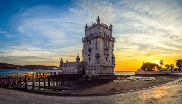 Viajar para Portugal é muito mais do que um destino turístico; é uma viagem ao coração da cultura, história e beleza natural. Ao pisar em solo português, você se vê imerso em uma terra onde o passado e o presente se entrelaçam de forma harmoniosa. Das ruas de pedra de Lisboa, onde o fado ecoa em cada esquina, às praias deslumbrantes da Nazaré, onde as ondas gigantes desafiam surfistas do mundo todo, Portugal oferece uma experiência única para cada tipo de viajante.

Cada cidade portuguesa conta uma história. Em Porto, o aroma do vinho homônimo que envelhece nas caves ao longo do Rio Douro convida você a uma degustação que transcende o paladar, revelando séculos de tradição. Em Sintra, os palácios de contos de fadas e os jardins exuberantes parecem saídos de um sonho, evocando uma época de realeza e mistério. Já no Alentejo, a tranquilidade das planícies douradas convida à introspecção, oferecendo uma pausa revigorante da agitação do dia a dia.

Portugal é também um paraíso para os amantes da gastronomia. Saborear um pastel de nata fresquinho em uma pastelaria de Lisboa, degustar frutos do mar preparados com perfeição em uma taverna à beira-mar no Algarve, ou brindar com um vinho verde em uma adega familiar são experiências que vão muito além de uma simples refeição. É uma conexão com as raízes de um povo que valoriza o sabor e a qualidade em cada prato.

Mas o verdadeiro encanto de Portugal está nas pessoas. A hospitalidade calorosa dos portugueses faz com que você se sinta em casa, seja em uma pequena vila rural ou em um animado bairro urbano. Eles compartilham com orgulho suas tradições, histórias e segredos locais, garantindo que sua viagem seja enriquecida com momentos autênticos e inesquecíveis.

Viajar para Portugal não é apenas visitar monumentos ou paisagens deslumbrantes; é uma jornada que toca a alma, onde cada experiência é uma oportunidade de se conectar com algo mais profundo. É um país que encanta, inspira e deixa uma marca duradoura em todos que o exploram. Ao partir, você não estará simplesmente indo embora; estará levando consigo um pedaço de Portugal no coração.