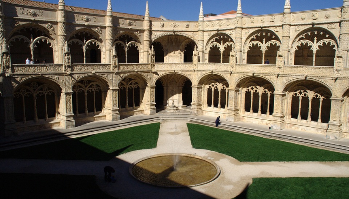 Viajar para Portugal é muito mais do que um destino turístico; é uma viagem ao coração da cultura, história e beleza natural. Ao pisar em solo português, você se vê imerso em uma terra onde o passado e o presente se entrelaçam de forma harmoniosa. Das ruas de pedra de Lisboa, onde o fado ecoa em cada esquina, às praias deslumbrantes da Nazaré, onde as ondas gigantes desafiam surfistas do mundo todo, Portugal oferece uma experiência única para cada tipo de viajante.

Cada cidade portuguesa conta uma história. Em Porto, o aroma do vinho homônimo que envelhece nas caves ao longo do Rio Douro convida você a uma degustação que transcende o paladar, revelando séculos de tradição. Em Sintra, os palácios de contos de fadas e os jardins exuberantes parecem saídos de um sonho, evocando uma época de realeza e mistério. Já no Alentejo, a tranquilidade das planícies douradas convida à introspecção, oferecendo uma pausa revigorante da agitação do dia a dia.

Portugal é também um paraíso para os amantes da gastronomia. Saborear um pastel de nata fresquinho em uma pastelaria de Lisboa, degustar frutos do mar preparados com perfeição em uma taverna à beira-mar no Algarve, ou brindar com um vinho verde em uma adega familiar são experiências que vão muito além de uma simples refeição. É uma conexão com as raízes de um povo que valoriza o sabor e a qualidade em cada prato.

Mas o verdadeiro encanto de Portugal está nas pessoas. A hospitalidade calorosa dos portugueses faz com que você se sinta em casa, seja em uma pequena vila rural ou em um animado bairro urbano. Eles compartilham com orgulho suas tradições, histórias e segredos locais, garantindo que sua viagem seja enriquecida com momentos autênticos e inesquecíveis.

Viajar para Portugal não é apenas visitar monumentos ou paisagens deslumbrantes; é uma jornada que toca a alma, onde cada experiência é uma oportunidade de se conectar com algo mais profundo. É um país que encanta, inspira e deixa uma marca duradoura em todos que o exploram. Ao partir, você não estará simplesmente indo embora; estará levando consigo um pedaço de Portugal no coração.