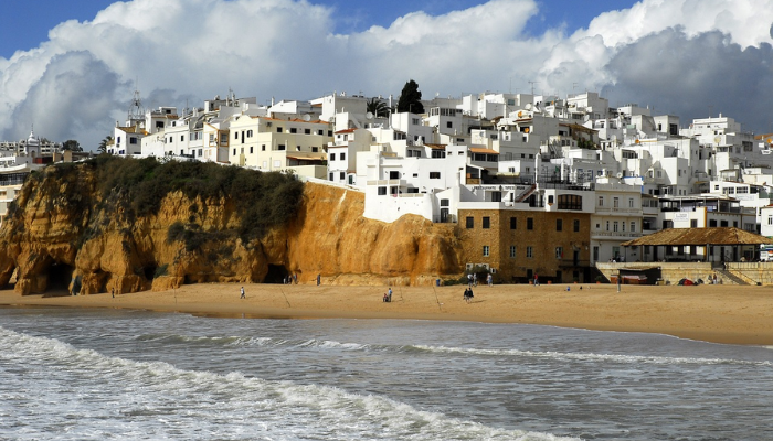 Viajar para Portugal é muito mais do que um destino turístico; é uma viagem ao coração da cultura, história e beleza natural. Ao pisar em solo português, você se vê imerso em uma terra onde o passado e o presente se entrelaçam de forma harmoniosa. Das ruas de pedra de Lisboa, onde o fado ecoa em cada esquina, às praias deslumbrantes da Nazaré, onde as ondas gigantes desafiam surfistas do mundo todo, Portugal oferece uma experiência única para cada tipo de viajante.

Cada cidade portuguesa conta uma história. Em Porto, o aroma do vinho homônimo que envelhece nas caves ao longo do Rio Douro convida você a uma degustação que transcende o paladar, revelando séculos de tradição. Em Sintra, os palácios de contos de fadas e os jardins exuberantes parecem saídos de um sonho, evocando uma época de realeza e mistério. Já no Alentejo, a tranquilidade das planícies douradas convida à introspecção, oferecendo uma pausa revigorante da agitação do dia a dia.

Portugal é também um paraíso para os amantes da gastronomia. Saborear um pastel de nata fresquinho em uma pastelaria de Lisboa, degustar frutos do mar preparados com perfeição em uma taverna à beira-mar no Algarve, ou brindar com um vinho verde em uma adega familiar são experiências que vão muito além de uma simples refeição. É uma conexão com as raízes de um povo que valoriza o sabor e a qualidade em cada prato.

Mas o verdadeiro encanto de Portugal está nas pessoas. A hospitalidade calorosa dos portugueses faz com que você se sinta em casa, seja em uma pequena vila rural ou em um animado bairro urbano. Eles compartilham com orgulho suas tradições, histórias e segredos locais, garantindo que sua viagem seja enriquecida com momentos autênticos e inesquecíveis.

Viajar para Portugal não é apenas visitar monumentos ou paisagens deslumbrantes; é uma jornada que toca a alma, onde cada experiência é uma oportunidade de se conectar com algo mais profundo. É um país que encanta, inspira e deixa uma marca duradoura em todos que o exploram. Ao partir, você não estará simplesmente indo embora; estará levando consigo um pedaço de Portugal no coração.