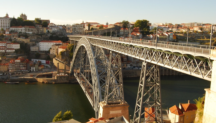 Viajar para Portugal é muito mais do que um destino turístico; é uma viagem ao coração da cultura, história e beleza natural. Ao pisar em solo português, você se vê imerso em uma terra onde o passado e o presente se entrelaçam de forma harmoniosa. Das ruas de pedra de Lisboa, onde o fado ecoa em cada esquina, às praias deslumbrantes da Nazaré, onde as ondas gigantes desafiam surfistas do mundo todo, Portugal oferece uma experiência única para cada tipo de viajante.

Cada cidade portuguesa conta uma história. Em Porto, o aroma do vinho homônimo que envelhece nas caves ao longo do Rio Douro convida você a uma degustação que transcende o paladar, revelando séculos de tradição. Em Sintra, os palácios de contos de fadas e os jardins exuberantes parecem saídos de um sonho, evocando uma época de realeza e mistério. Já no Alentejo, a tranquilidade das planícies douradas convida à introspecção, oferecendo uma pausa revigorante da agitação do dia a dia.

Portugal é também um paraíso para os amantes da gastronomia. Saborear um pastel de nata fresquinho em uma pastelaria de Lisboa, degustar frutos do mar preparados com perfeição em uma taverna à beira-mar no Algarve, ou brindar com um vinho verde em uma adega familiar são experiências que vão muito além de uma simples refeição. É uma conexão com as raízes de um povo que valoriza o sabor e a qualidade em cada prato.

Mas o verdadeiro encanto de Portugal está nas pessoas. A hospitalidade calorosa dos portugueses faz com que você se sinta em casa, seja em uma pequena vila rural ou em um animado bairro urbano. Eles compartilham com orgulho suas tradições, histórias e segredos locais, garantindo que sua viagem seja enriquecida com momentos autênticos e inesquecíveis.

Viajar para Portugal não é apenas visitar monumentos ou paisagens deslumbrantes; é uma jornada que toca a alma, onde cada experiência é uma oportunidade de se conectar com algo mais profundo. É um país que encanta, inspira e deixa uma marca duradoura em todos que o exploram. Ao partir, você não estará simplesmente indo embora; estará levando consigo um pedaço de Portugal no coração.