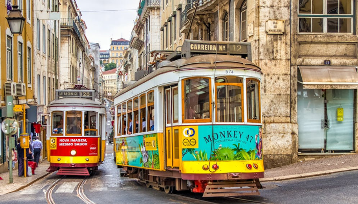 Viajar para Portugal é muito mais do que um destino turístico; é uma viagem ao coração da cultura, história e beleza natural. Ao pisar em solo português, você se vê imerso em uma terra onde o passado e o presente se entrelaçam de forma harmoniosa. Das ruas de pedra de Lisboa, onde o fado ecoa em cada esquina, às praias deslumbrantes da Nazaré, onde as ondas gigantes desafiam surfistas do mundo todo, Portugal oferece uma experiência única para cada tipo de viajante.

Cada cidade portuguesa conta uma história. Em Porto, o aroma do vinho homônimo que envelhece nas caves ao longo do Rio Douro convida você a uma degustação que transcende o paladar, revelando séculos de tradição. Em Sintra, os palácios de contos de fadas e os jardins exuberantes parecem saídos de um sonho, evocando uma época de realeza e mistério. Já no Alentejo, a tranquilidade das planícies douradas convida à introspecção, oferecendo uma pausa revigorante da agitação do dia a dia.

Portugal é também um paraíso para os amantes da gastronomia. Saborear um pastel de nata fresquinho em uma pastelaria de Lisboa, degustar frutos do mar preparados com perfeição em uma taverna à beira-mar no Algarve, ou brindar com um vinho verde em uma adega familiar são experiências que vão muito além de uma simples refeição. É uma conexão com as raízes de um povo que valoriza o sabor e a qualidade em cada prato.

Mas o verdadeiro encanto de Portugal está nas pessoas. A hospitalidade calorosa dos portugueses faz com que você se sinta em casa, seja em uma pequena vila rural ou em um animado bairro urbano. Eles compartilham com orgulho suas tradições, histórias e segredos locais, garantindo que sua viagem seja enriquecida com momentos autênticos e inesquecíveis.

Viajar para Portugal não é apenas visitar monumentos ou paisagens deslumbrantes; é uma jornada que toca a alma, onde cada experiência é uma oportunidade de se conectar com algo mais profundo. É um país que encanta, inspira e deixa uma marca duradoura em todos que o exploram. Ao partir, você não estará simplesmente indo embora; estará levando consigo um pedaço de Portugal no coração.