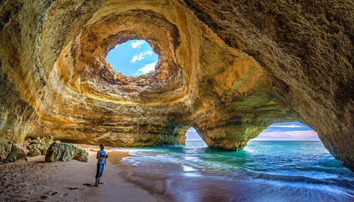 Viajar para Portugal é muito mais do que um destino turístico; é uma viagem ao coração da cultura, história e beleza natural. Ao pisar em solo português, você se vê imerso em uma terra onde o passado e o presente se entrelaçam de forma harmoniosa. Das ruas de pedra de Lisboa, onde o fado ecoa em cada esquina, às praias deslumbrantes da Nazaré, onde as ondas gigantes desafiam surfistas do mundo todo, Portugal oferece uma experiência única para cada tipo de viajante.

Cada cidade portuguesa conta uma história. Em Porto, o aroma do vinho homônimo que envelhece nas caves ao longo do Rio Douro convida você a uma degustação que transcende o paladar, revelando séculos de tradição. Em Sintra, os palácios de contos de fadas e os jardins exuberantes parecem saídos de um sonho, evocando uma época de realeza e mistério. Já no Alentejo, a tranquilidade das planícies douradas convida à introspecção, oferecendo uma pausa revigorante da agitação do dia a dia.

Portugal é também um paraíso para os amantes da gastronomia. Saborear um pastel de nata fresquinho em uma pastelaria de Lisboa, degustar frutos do mar preparados com perfeição em uma taverna à beira-mar no Algarve, ou brindar com um vinho verde em uma adega familiar são experiências que vão muito além de uma simples refeição. É uma conexão com as raízes de um povo que valoriza o sabor e a qualidade em cada prato.

Mas o verdadeiro encanto de Portugal está nas pessoas. A hospitalidade calorosa dos portugueses faz com que você se sinta em casa, seja em uma pequena vila rural ou em um animado bairro urbano. Eles compartilham com orgulho suas tradições, histórias e segredos locais, garantindo que sua viagem seja enriquecida com momentos autênticos e inesquecíveis.

Viajar para Portugal não é apenas visitar monumentos ou paisagens deslumbrantes; é uma jornada que toca a alma, onde cada experiência é uma oportunidade de se conectar com algo mais profundo. É um país que encanta, inspira e deixa uma marca duradoura em todos que o exploram. Ao partir, você não estará simplesmente indo embora; estará levando consigo um pedaço de Portugal no coração.