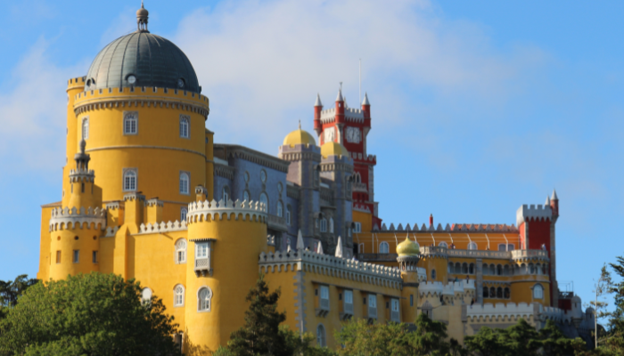 Viajar para Portugal é muito mais do que um destino turístico; é uma viagem ao coração da cultura, história e beleza natural. Ao pisar em solo português, você se vê imerso em uma terra onde o passado e o presente se entrelaçam de forma harmoniosa. Das ruas de pedra de Lisboa, onde o fado ecoa em cada esquina, às praias deslumbrantes da Nazaré, onde as ondas gigantes desafiam surfistas do mundo todo, Portugal oferece uma experiência única para cada tipo de viajante.

Cada cidade portuguesa conta uma história. Em Porto, o aroma do vinho homônimo que envelhece nas caves ao longo do Rio Douro convida você a uma degustação que transcende o paladar, revelando séculos de tradição. Em Sintra, os palácios de contos de fadas e os jardins exuberantes parecem saídos de um sonho, evocando uma época de realeza e mistério. Já no Alentejo, a tranquilidade das planícies douradas convida à introspecção, oferecendo uma pausa revigorante da agitação do dia a dia.

Portugal é também um paraíso para os amantes da gastronomia. Saborear um pastel de nata fresquinho em uma pastelaria de Lisboa, degustar frutos do mar preparados com perfeição em uma taverna à beira-mar no Algarve, ou brindar com um vinho verde em uma adega familiar são experiências que vão muito além de uma simples refeição. É uma conexão com as raízes de um povo que valoriza o sabor e a qualidade em cada prato.

Mas o verdadeiro encanto de Portugal está nas pessoas. A hospitalidade calorosa dos portugueses faz com que você se sinta em casa, seja em uma pequena vila rural ou em um animado bairro urbano. Eles compartilham com orgulho suas tradições, histórias e segredos locais, garantindo que sua viagem seja enriquecida com momentos autênticos e inesquecíveis.

Viajar para Portugal não é apenas visitar monumentos ou paisagens deslumbrantes; é uma jornada que toca a alma, onde cada experiência é uma oportunidade de se conectar com algo mais profundo. É um país que encanta, inspira e deixa uma marca duradoura em todos que o exploram. Ao partir, você não estará simplesmente indo embora; estará levando consigo um pedaço de Portugal no coração.