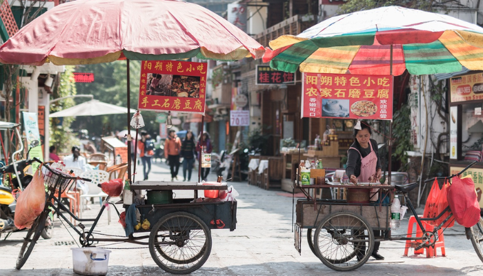 Shenzhen é uma cidade moderna e vibrante localizada na província de Guangdong, no sul da China, bem próxima à fronteira com Hong Kong. Ela passou por uma transformação impressionante desde a década de 1980, quando foi designada como uma das primeiras Zonas Econômicas Especiais da China, incentivando investimentos estrangeiros e impulsionando o crescimento econômico. Hoje, Shenzhen é conhecida por sua arquitetura futurista, arranha-céus e um ecossistema de tecnologia robusto, sendo a sede de empresas gigantes como Huawei, Tencent e DJI, além de ser o maior centro de fabricação de eletrônicos do país.

A cidade é um importante centro de inovação e design, atraindo talentos de todo o mundo. Shenzhen tem também um lado cultural e artístico, com atrações como o Dafen Oil Painting Village, um distrito onde artistas produzem réplicas e obras de arte originais; o OCT Loft, um espaço de arte contemporânea; e o Museu de Shenzhen, que conta a história da cidade. Para os visitantes que buscam lazer e contato com a natureza, Shenzhen oferece parques como o parque Lianhuashan e a bela praia de Dameisha, além de diversas montanhas e trilhas para caminhadas.

A cultura urbana vibrante e a atmosfera cosmopolita fazem de Shenzhen um destino fascinante para quem deseja explorar o lado mais moderno e inovador da China.