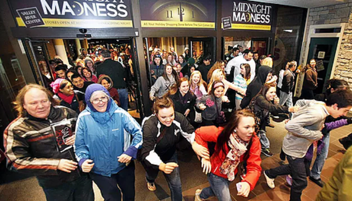 Lojas físicas lotadas na black friday. Compre online no Magalu.