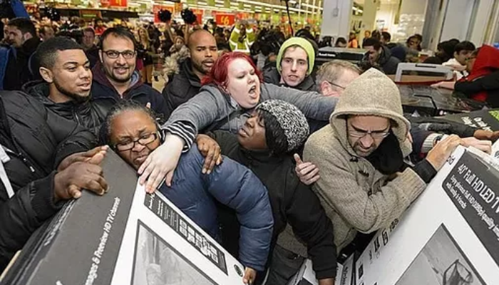 Lojas físicas lotadas na black friday. Compre online no Magalu.