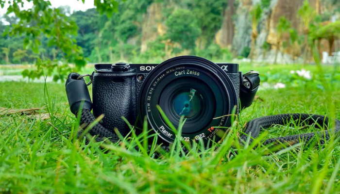 A Arte de Fotografar é a expressão visual que captura momentos, emoções e histórias através da lente de uma câmera. Vai além do simples ato de registrar imagens, envolvendo composição, luz, perspectiva e criatividade para transmitir uma mensagem ou evocar sentimentos. É uma forma de eternizar o efêmero, transformando instantes cotidianos em obras de arte atemporais.