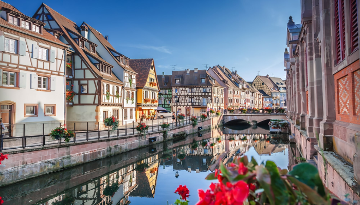 olmar, com suas encantadoras ruas de paralelepípedos, arquitetura medieval e renascentista impecavelmente preservada, e a mágica "Pequena Veneza", é um destino que promete conquistar seu coração. Cada canto da cidade oferece uma experiência única, seja admirando as fachadas coloridas, explorando a rica herança cultural nos museus ou saboreando os deliciosos vinhos da Alsácia.

Não deixe essa joia da França passar despercebida na sua próxima viagem! Planeje sua visita a Colmar agora e prepare-se para viver momentos inesquecíveis em uma das cidades mais charmosas da Europa. 🌍✈️ Reserve sua viagem hoje e descubra Colmar!