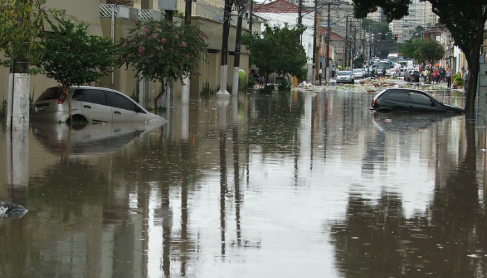 Proteja Seu Carro das Enchentes... As enchentes podem causar danos severos aos veículos, resultando em altos custos de reparo e até perda total. Para evitar prejuízos, é essencial adotar medidas preventivas e saber como agir em situações de alagamento.