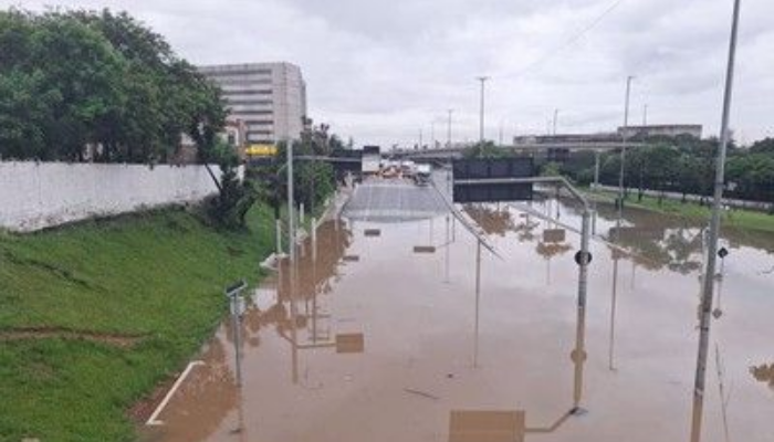 Proteja Seu Carro das Enchentes... As enchentes podem causar danos severos aos veículos, resultando em altos custos de reparo e até perda total. Para evitar prejuízos, é essencial adotar medidas preventivas e saber como agir em situações de alagamento.