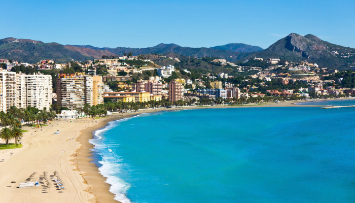 Málaga é uma joia radiante na costa sul da Espanha, onde o Mediterrâneo encontra a rica história e cultura da Andaluzia. Com suas praias ensolaradas, ruas charmosas e uma atmosfera vibrante, Málaga é o destino perfeito para quem busca uma experiência inesquecível. A cidade é o berço do renomado artista Pablo Picasso, e seu legado artístico é celebrado no Museu Picasso, que abriga obras fascinantes.
Além disso, Málaga oferece uma mistura única de arquitetura histórica e moderna. O Alcazaba, uma fortaleza mourisca, e o Castelo de Gibralfaro proporcionam vistas deslumbrantes da cidade e do mar. Para os amantes da gastronomia, os mercados locais e restaurantes oferecem pratos típicos como o espetinho de sardinha e o gazpacho andaluz.
Com um clima agradável durante todo o ano e uma vida noturna animada, Málaga é um convite para explorar, relaxar e se apaixonar. Não importa se você está em busca de aventura, cultura ou tranquilidade, Málaga tem tudo para conquistar seu coração. Que tal planejar sua próxima viagem para este paraíso mediterrâneo? 🌟

