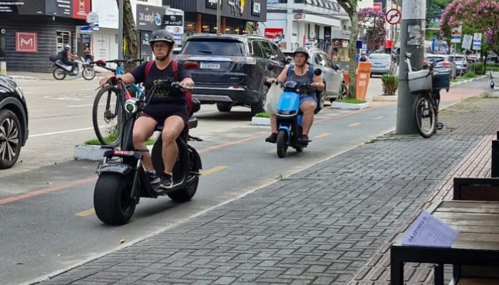 Moto Elétrica Adulto: a solução perfeita para quem busca mobilidade eficiente, sustentável e moderna. Seja para o dia a dia, trabalho ou momentos de lazer, ela combina tecnologia de ponta, economia e consciência ambiental. Com zero emissões de poluentes e baixos custos operacionais, essa escolha não só transforma sua forma de locomoção, mas também contribui para um futuro mais limpo e inteligente. Adote um estilo de vida inovador com a moto elétrica e desfrute de praticidade, silêncio e liberdade em seus deslocamentos. O que você está esperando para dar o próximo passo rumo à mobilidade do futuro?