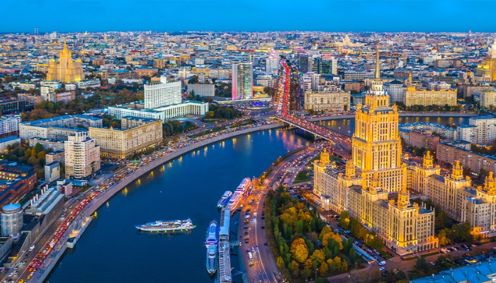 Moscou é o destino dos sonhos para quem busca uma viagem repleta de história, cultura e experiências inesquecíveis. Com suas cúpulas coloridas, monumentos imponentes e uma atmosfera que mescla tradição e modernidade, Moscou convida você a viver uma aventura única no coração da Rússia. Cada rua guarda segredos do passado imperial e soviético, enquanto cafés charmosos, galerias modernas e parques floridos revelam o lado vibrante e contemporâneo da cidade. Moscou não é apenas um lugar para visitar — é um lugar para sentir, explorar e se apaixonar. Prepare-se para se encantar com cada detalhe e descobrir porque Moscou é uma das capitais mais fascinantes do mundo.