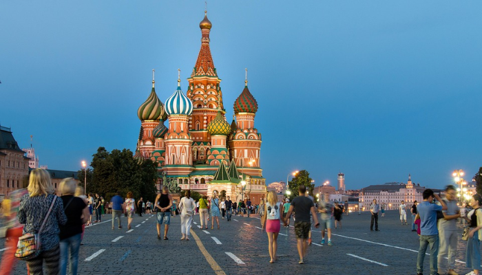 Moscou é o destino dos sonhos para quem busca uma viagem repleta de história, cultura e experiências inesquecíveis. Com suas cúpulas coloridas, monumentos imponentes e uma atmosfera que mescla tradição e modernidade, Moscou convida você a viver uma aventura única no coração da Rússia. Cada rua guarda segredos do passado imperial e soviético, enquanto cafés charmosos, galerias modernas e parques floridos revelam o lado vibrante e contemporâneo da cidade. Moscou não é apenas um lugar para visitar — é um lugar para sentir, explorar e se apaixonar. Prepare-se para se encantar com cada detalhe e descobrir porque Moscou é uma das capitais mais fascinantes do mundo.