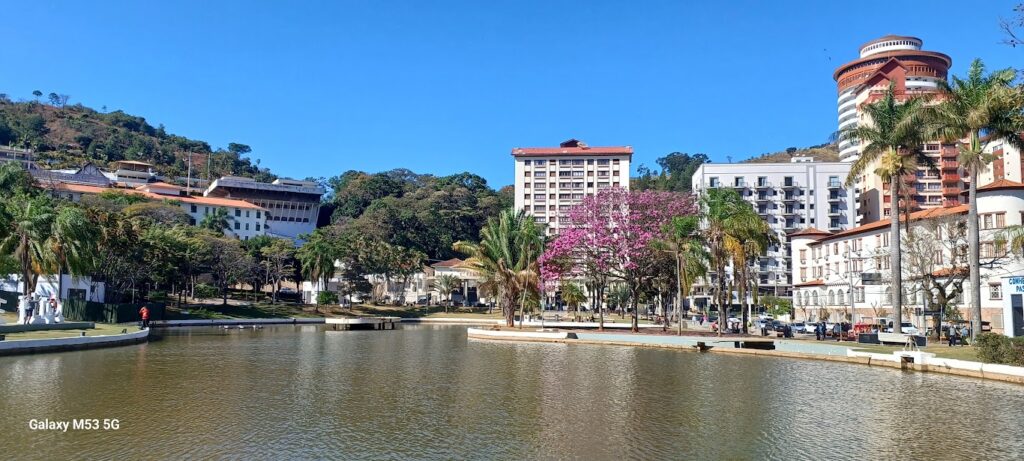 Serra Negra é aquele refúgio encantador que mistura natureza exuberante, ar puro e surpresas culturais — um destino ideal para quem quer descanso com propósito. E no meio dessas montanhas cheias de charme, há experiências únicas que transformam qualquer passeio em memória afetiva.
