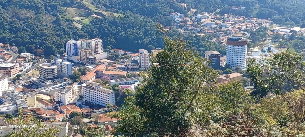 Serra Negra é aquele refúgio encantador que mistura natureza exuberante, ar puro e surpresas culturais — um destino ideal para quem quer descanso com propósito. E no meio dessas montanhas cheias de charme, há experiências únicas que transformam qualquer passeio em memória afetiva.
