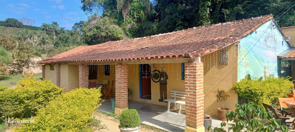 Serra Negra é aquele refúgio encantador que mistura natureza exuberante, ar puro e surpresas culturais — um destino ideal para quem quer descanso com propósito. E no meio dessas montanhas cheias de charme, há experiências únicas que transformam qualquer passeio em memória afetiva.
