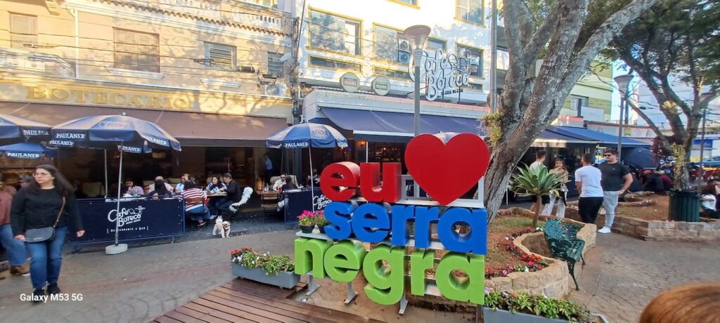 Serra Negra é aquele refúgio encantador que mistura natureza exuberante, ar puro e surpresas culturais — um destino ideal para quem quer descanso com propósito. E no meio dessas montanhas cheias de charme, há experiências únicas que transformam qualquer passeio em memória afetiva.
