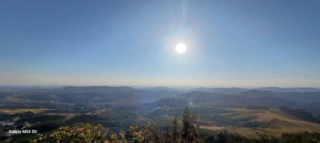 Serra Negra é aquele refúgio encantador que mistura natureza exuberante, ar puro e surpresas culturais — um destino ideal para quem quer descanso com propósito. E no meio dessas montanhas cheias de charme, há experiências únicas que transformam qualquer passeio em memória afetiva.
