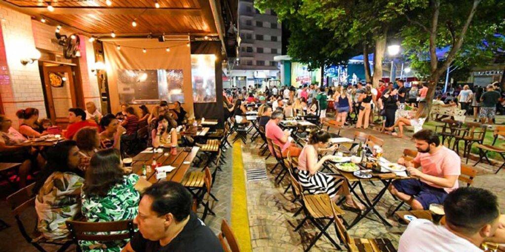 Serra Negra é aquele refúgio encantador que mistura natureza exuberante, ar puro e surpresas culturais — um destino ideal para quem quer descanso com propósito. E no meio dessas montanhas cheias de charme, há experiências únicas que transformam qualquer passeio em memória afetiva.
