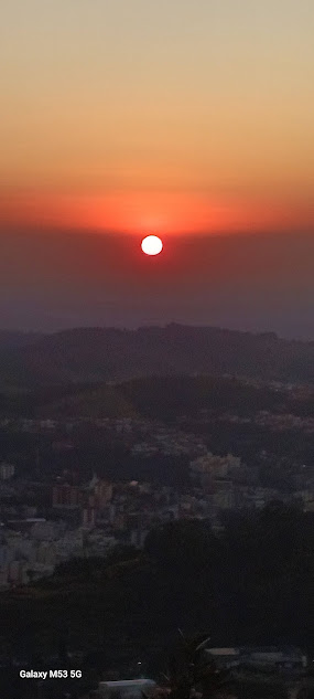 Serra Negra é aquele refúgio encantador que mistura natureza exuberante, ar puro e surpresas culturais — um destino ideal para quem quer descanso com propósito. E no meio dessas montanhas cheias de charme, há experiências únicas que transformam qualquer passeio em memória afetiva.
