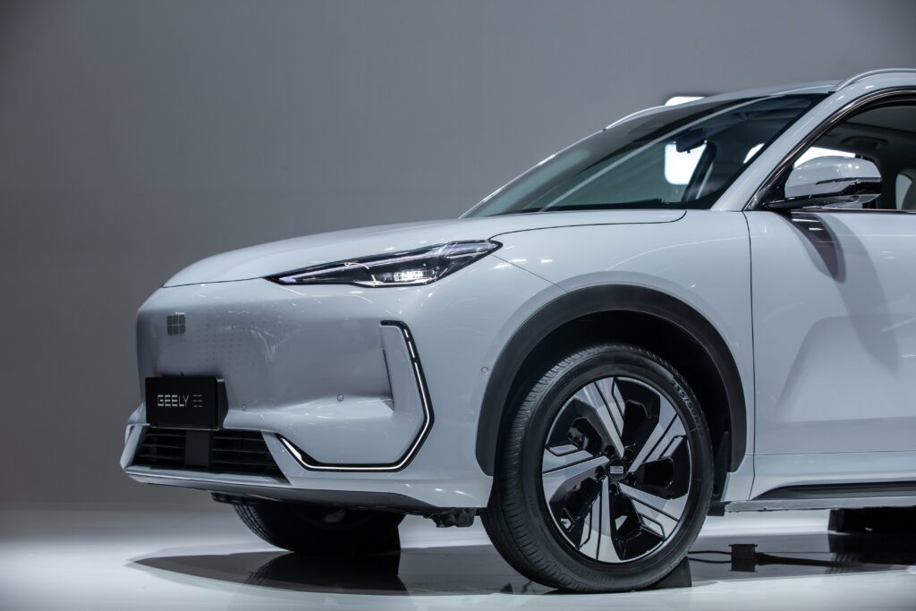 O Geely EX5 não é apenas um SUV — é a expressão moderna de mobilidade inteligente. Com design arrojado, linhas elegantes e presença marcante, ele conquista à primeira vista. Mas é ao volante que o EX5 revela seu verdadeiro poder: um motor eficiente aliado a uma condução suave e silenciosa, ideal para quem busca performance sem abrir mão do conforto.
