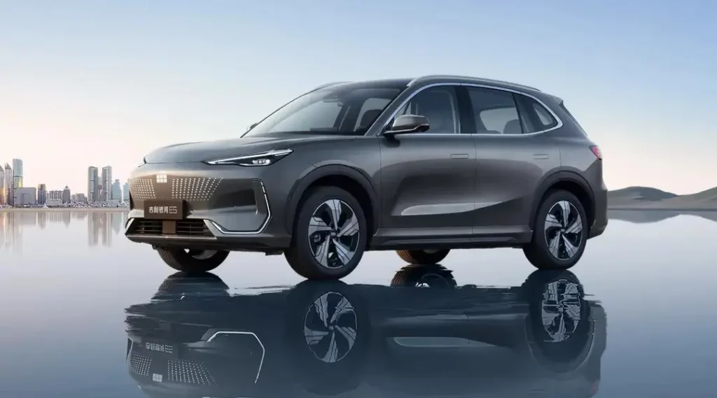O Geely EX5 não é apenas um SUV — é a expressão moderna de mobilidade inteligente. Com design arrojado, linhas elegantes e presença marcante, ele conquista à primeira vista. Mas é ao volante que o EX5 revela seu verdadeiro poder: um motor eficiente aliado a uma condução suave e silenciosa, ideal para quem busca performance sem abrir mão do conforto.
