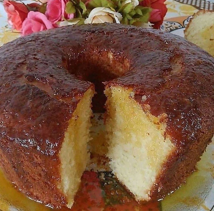Bolo de Laranja é aquele clássico que nunca perde o encanto. Fofinho, douradinho e com um aroma cítrico que invade a casa, ele tem o poder de transformar qualquer momento simples em algo especial. Feito com suco natural de laranja, ovos e farinha, esse bolo conquista pela leveza da massa e pelo sabor vibrante que equilibra doçura e frescor.