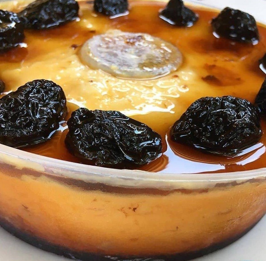 O Manjar de Coco é uma daquelas sobremesas que encantam à primeira vista — com seu tom branco impecável, brilho sutil e aparência delicada, ele já promete um desfecho especial para qualquer refeição. Preparado com leite de coco, açúcar e amido, sua consistência é macia e envolvente, quase como um carinho no paladar, trazendo o frescor típico dos sabores tropicais.
Mas é a calda de ameixa que eleva essa receita a outro nível: o contraste entre a cremosidade doce do manjar e o sabor marcante, levemente ácido da ameixa cria uma combinação surpreendente. Cada colherada revela uma harmonia de sabores que transforma o simples ato de comer em um momento de prazer refinado.
