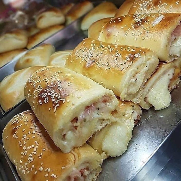 Pãezinhos Pizza - Você já experimentou a combinação perfeita entre o carinho de um pão caseiro e o sabor irresistível da pizza? Os Pãezinhos Pizza chegaram para transformar seus momentos em verdadeiras celebrações de sabor!