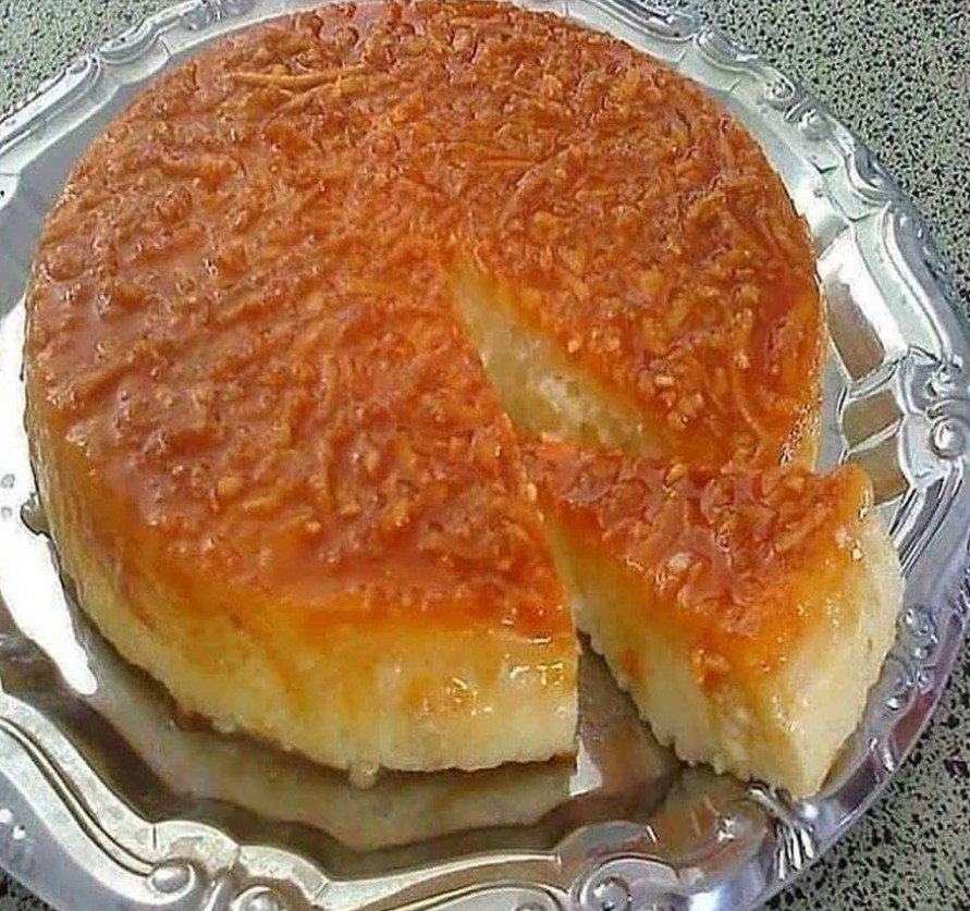 Pudim de Aipim é aquele tipo de sobremesa que surpreende pela cremosidade e pela facilidade no preparo. Feito com ingredientes simples como mandioca ralada, leite, ovos e um toque de coco ou queijo, ele entrega um sabor marcante e uma textura que derrete na boca. É o tipo de doce que parece elaborado, mas na verdade é super prático — perfeito para quem quer impressionar sem passar horas na cozinha.
