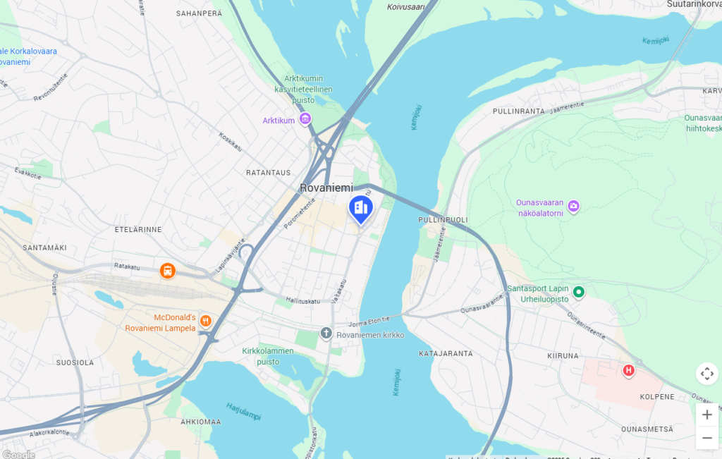 Santa Claus Express: Mais do que um trem noturno, é o prelúdio da sua aventura na Lapônia. Esqueça as longas horas de voo ou a fadiga da estrada. Imagine adormecer em uma cabine aconchegante em Helsinque e acordar no coração coberto de neve de Rovaniemi, a cidade oficial do Papai Noel. Este serviço lendário da VR não é apenas um meio de transporte; é uma experiência mágica que te leva diretamente ao Círculo Polar Ártico, combinando o charme da viagem ferroviária com o conforto de um hotel sobre trilhos. Prepare-se para trocar a paisagem urbana pelas florestas silenciosas e estreladas da Finlândia. Sua jornada para encontrar a Aurora Boreal e a magia do Natal começa aqui.