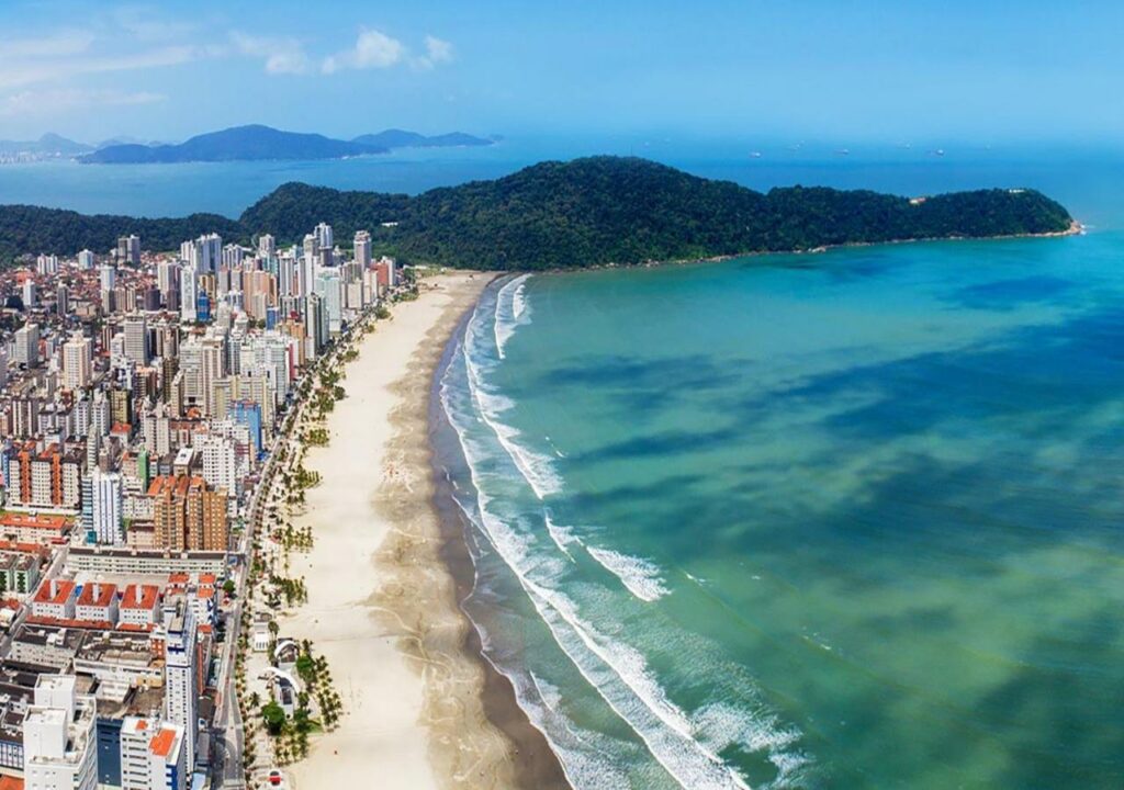 Canto do Forte, em Praia Grande, é sinônimo de sofisticação, qualidade de vida e uma das melhores praias do litoral paulista. Localizado em uma das regiões mais valorizadas da cidade, o bairro encanta por unir natureza preservada, infraestrutura moderna e um estilo de vida exclusivo, ideal tanto para morar quanto para investir. Com mar mais tranquilo, faixa de areia bem cuidada, ciclovias, áreas verdes e vista privilegiada, o Canto do Forte se destaca como referência em bem-estar, segurança e valorização imobiliária. Além disso, a proximidade com restaurantes renomados, comércios selecionados e fácil acesso às principais vias faz do Canto do Forte o destino perfeito para quem busca viver o melhor de Praia Grande com conforto, elegância e alto padrão.