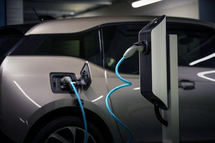 Carro a combustão, híbrido ou elétrico: qual vale mais a pena no Brasil em 2026? Descubra as vantagens, custos, economia, manutenção e desempenho de cada opção antes de escolher seu próximo veículo. Veja qual tecnologia realmente compensa para o bolso e para o dia a dia do brasileiro.
